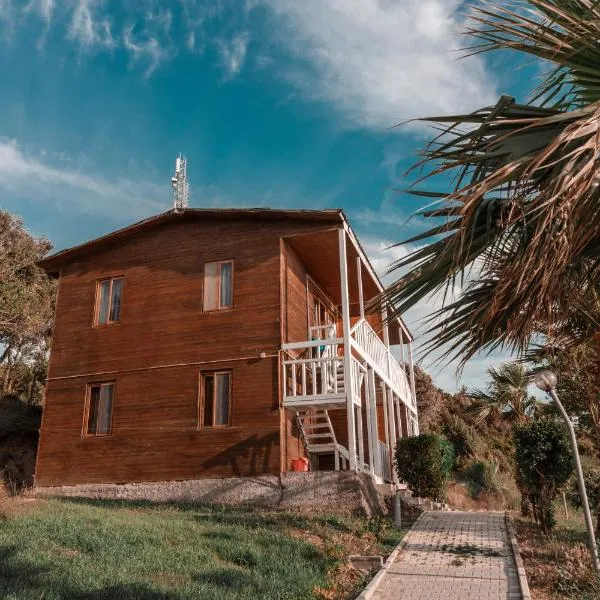 Plazhi Gjeneralit - Small Cabins - Bungalows - Apartaments - Villas - Suite، فندق في كافاجي