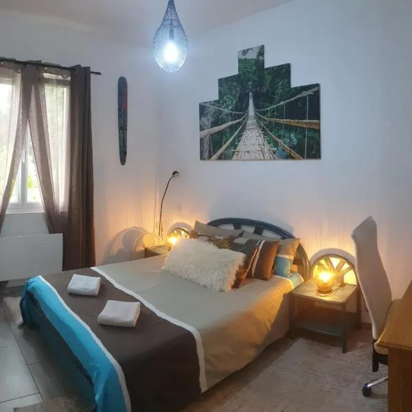 Chambre cosy entre mer et montagne، فندق في آسكا