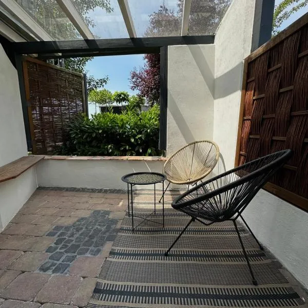 Moderne Ferienwohnung mit Terrasse, hotel i Guxhagen