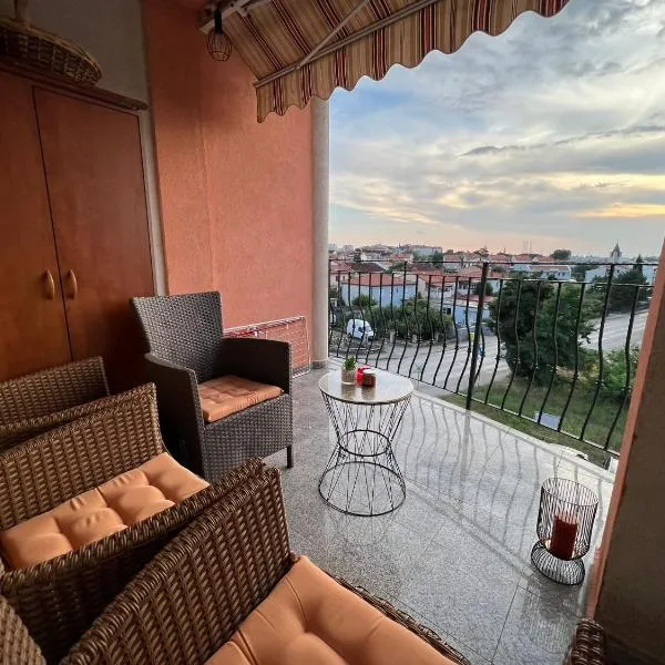 Lungo Mare Apartment with Terrace, hotel di Pula