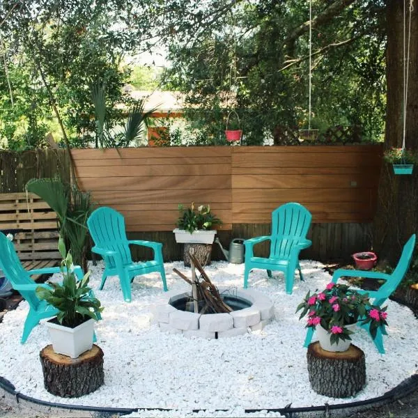 Cozy 3BR Home near Weeki Wachee, hotel v destinaci Spring Hill