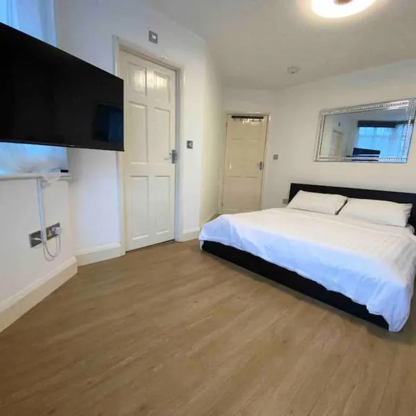 Spacious Studio 30 mins from Luton free parking, hotel in The Hyde