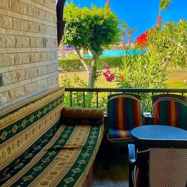 50% Off. 2BR , 2BR Ground floor with pool view, private beach access, security 24/7 شاليه ٢ غرفه ، ٢ حمام ف الدور الارضي قدام جنينه و حمام السباحه مباشره ، شاطيء خاص بالقرية و أمن ٢٤ ساعه و مسجد خاص, hotell i Dawwār Muḩammad Abū Shanab