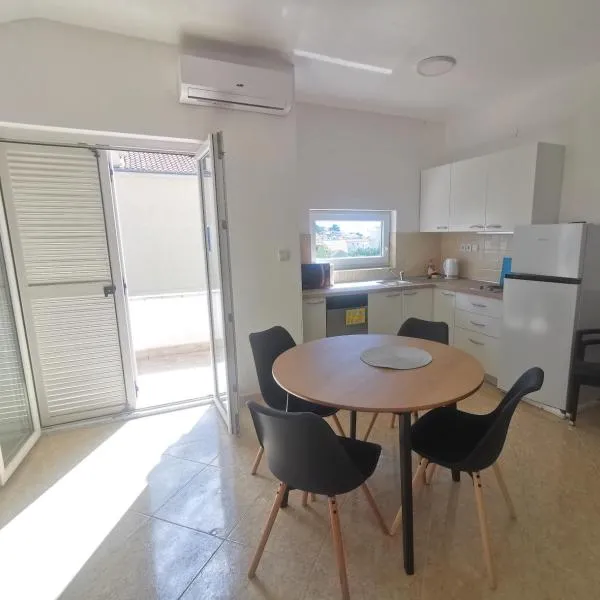 Apartmani Lešić Tribunj, hotelli kohteessa Tribunj