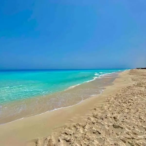 50% Off. 2BR , 2BR Ground floor with pool view, private beach access, security 24/7 شاليه ٢ غرفه ، ٢ حمام ف الدور الارضي قدام جنينه و حمام السباحه مباشره ، شاطيء خاص بالقرية و أمن ٢٤ ساعه و مسجد خاص, hotel Dawwār Muḩammad Abū Shanab városában 