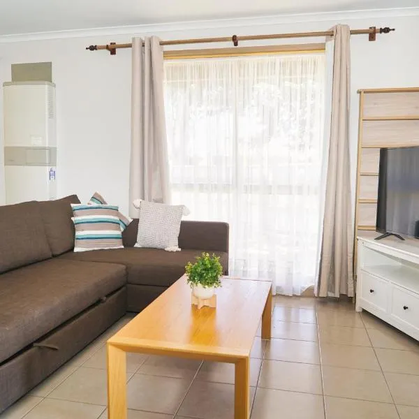 COZY 2 BEDROOM HOUSE /MELBOURNE, hotel in Werribee