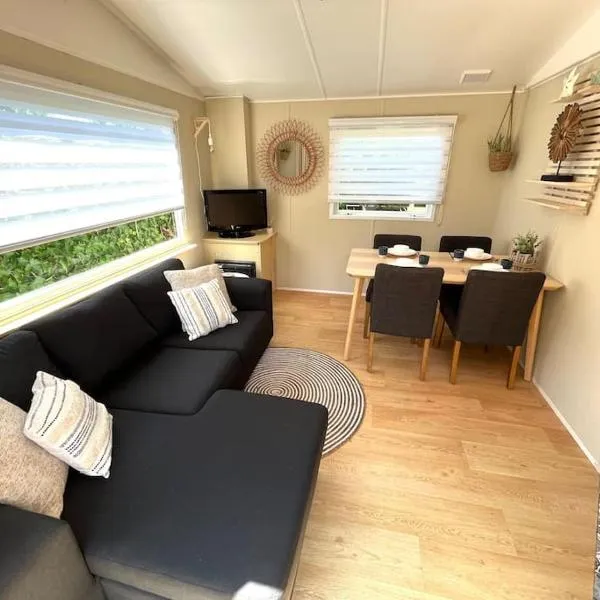 Chalet in Ouddorp nabij strand., hotel in Ouddorp