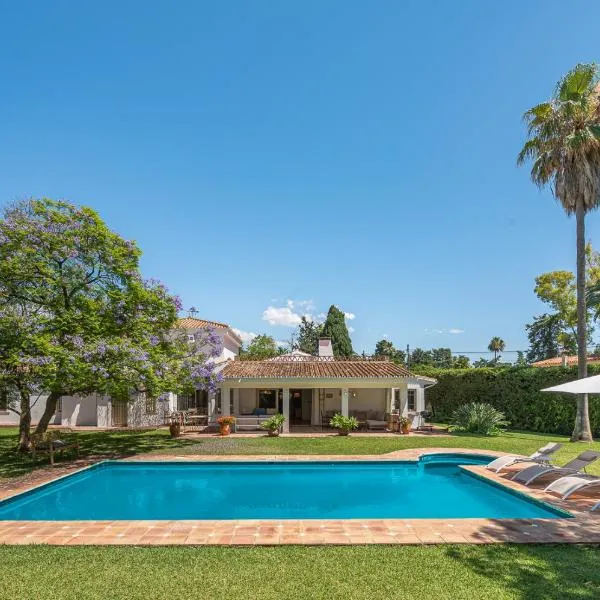 Villa amplia con piscina privada ideal familias y grupos, hotel in Estepona