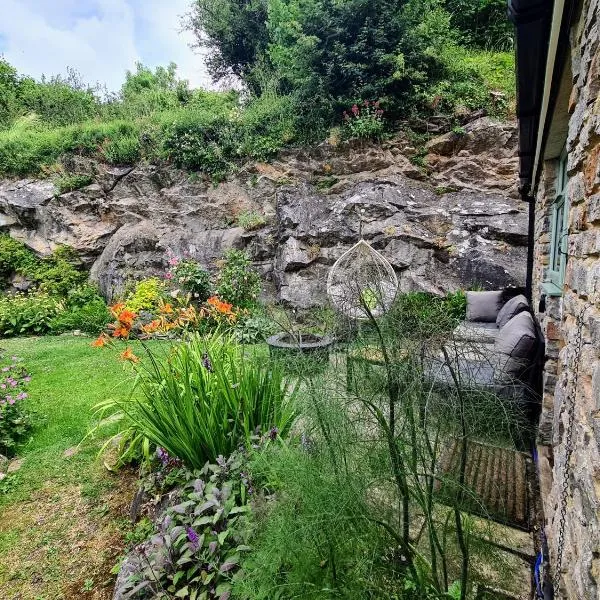 PRIVACY Entire BARN for 4 Garden Cliff Vobster Quay Frome Longleat Bath Stonehenge BBQ HQ & Pet FREE-ndly, hotel in Radstock