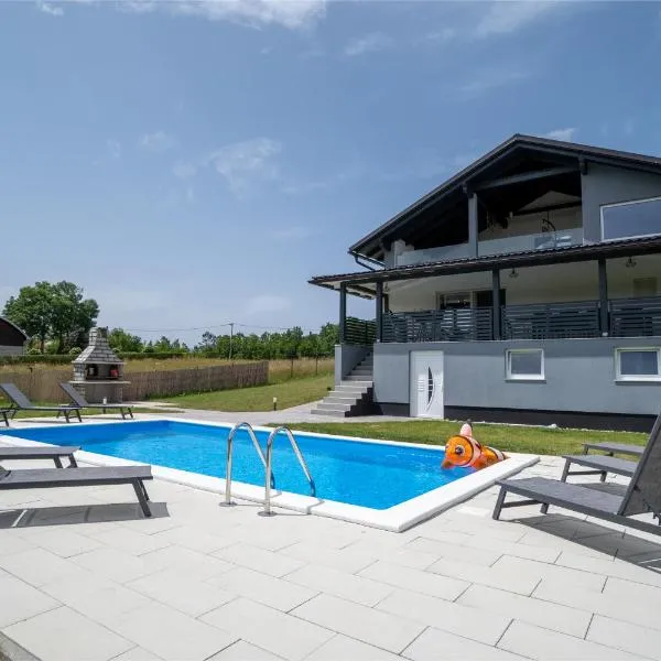 Plum house - villa with pool, hotel v destinaci Gospić