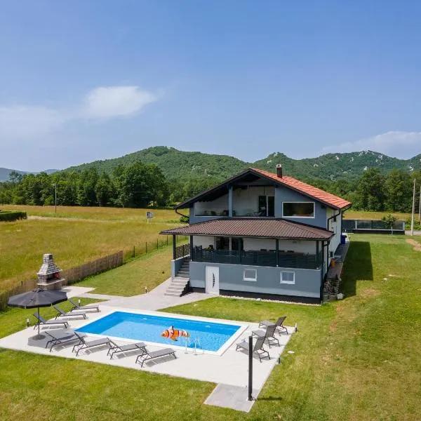 Plum house - villa with pool, hotel v destinaci Gospić