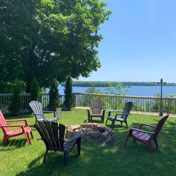 Waterfront Q Estate summer cottage, hotel v destinaci Westport