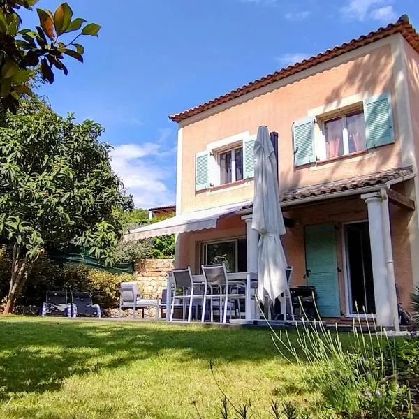 Villa dans un puits de verdure avec piscine résidentielle, ξενοδοχείο στο Valbonne