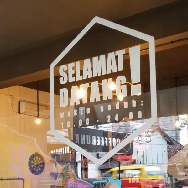 CoffeeBunk Hostel, hotel em Tangerang