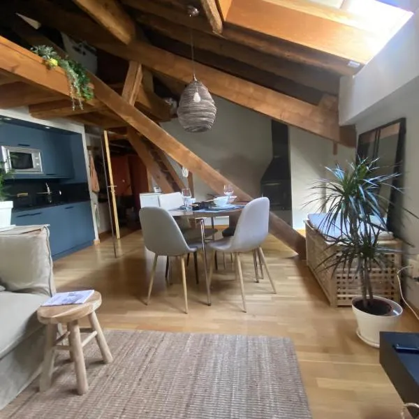 loft de la place, hotel in Valcebollère