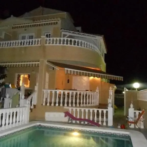 Chalet con vista para salinas y piscina privada، فندق في توريفايجا