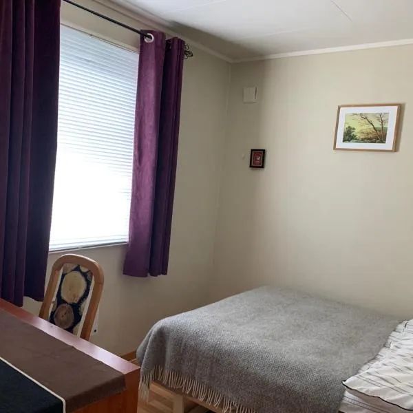 Room in a house on the way to the Lofoten, hotell i Harstad