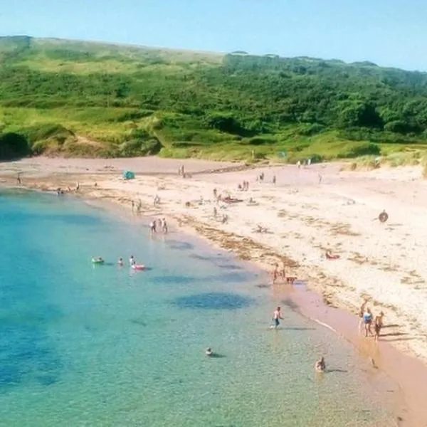 Manorbier Castle Inn Bay Room, хотел в Манобиер