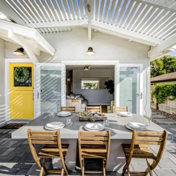 Yellow Door Beach House close to Moonlight Beach and LEGO Land, hotel v destinaci Encinitas