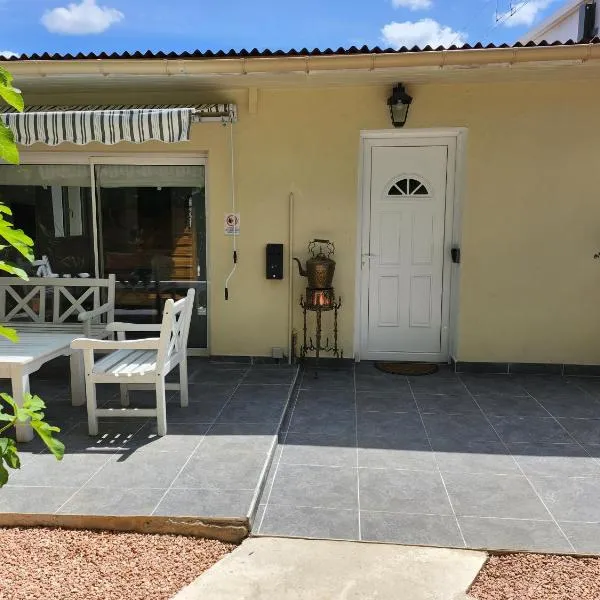 Maison Jardin et Parking Gratuit - 10 min de l'Aéroport - Métro 14 - ARRIVEE AUTONOME, hôtel à Orly