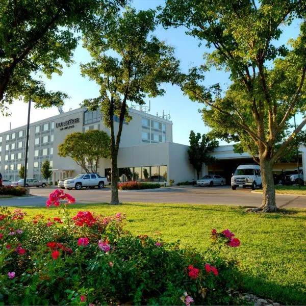 DoubleTree by Hilton Wichita Airport, hotel in Goddard