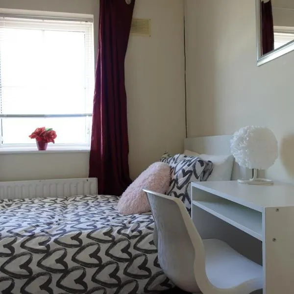 Females Only - Private Bedrooms in Dublin, ξενοδοχείο σε Lucan
