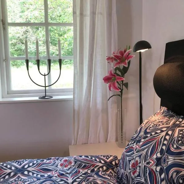 Lilla huset med stor trädgårdstomt nära golf och hav, hotel v destinaci Trosa