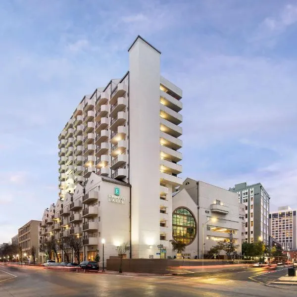 Embassy Suites by Hilton New Orleans Convention Center โรงแรมในเกรทนา