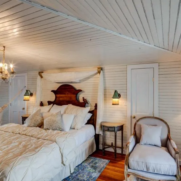Fairytale Loft Suite 1 bed, 1 bath Luxury Apartment in Downtown Belmont, hotel v destinaci Charlottesville