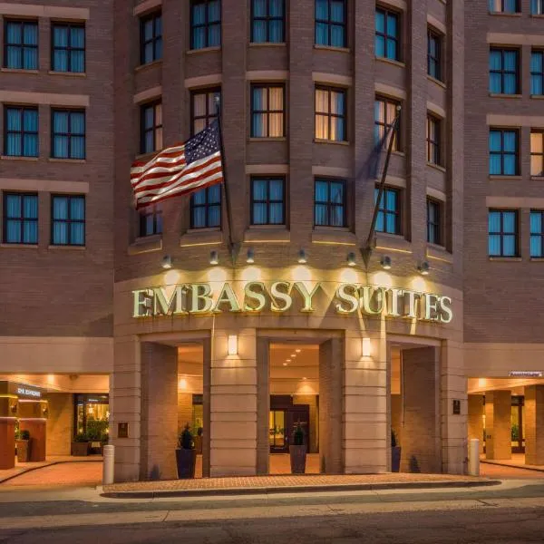 Embassy Suites by Hilton Alexandria Old Town โรงแรมในเนชันแนลฮาร์เบอร์