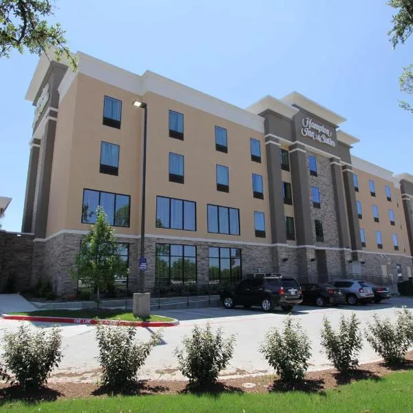 Hampton Inn & Suites Dallas Market Center, מלון בEagle Ford