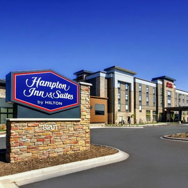 Hampton Inn & Suites Milwaukee West, hotel di Greendale