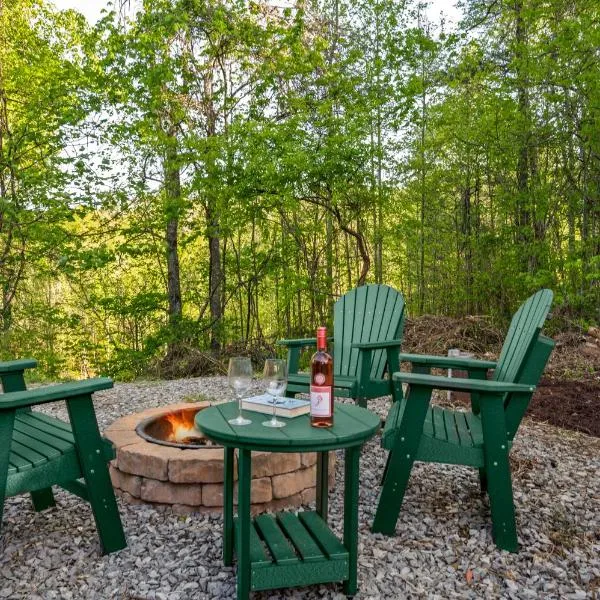 Easy Livin 2BR2BA One-Level Cabin Hot Tub, Fire Pit, Seasonal Views, hotel in Sevierville