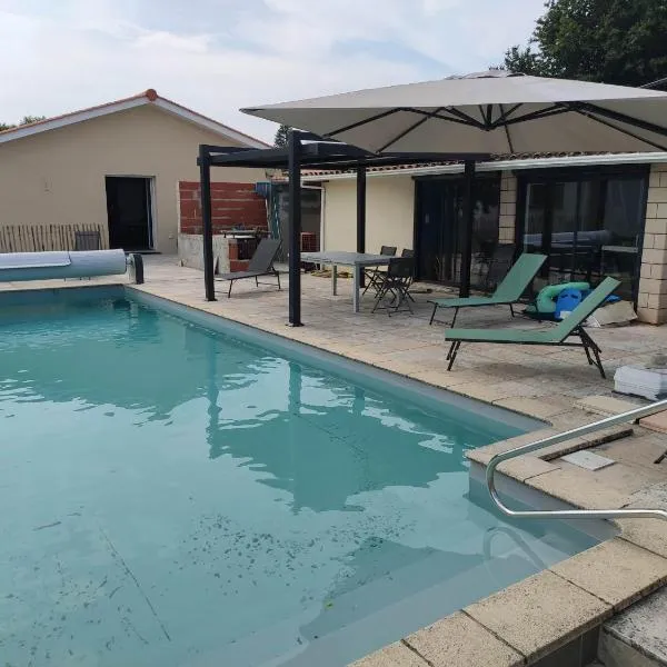 2 Maisons de 3 et 2 chambres avec grande piscine commune, hotel in Sanguinet