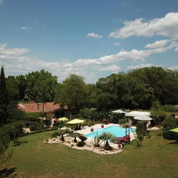 Domaine à l'Aise - Piscine chauffée, hotel en Plaissan