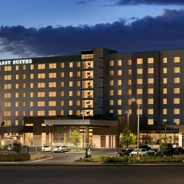 Embassy Suites By Hilton San Antonio Landmark, hotel di Dominion