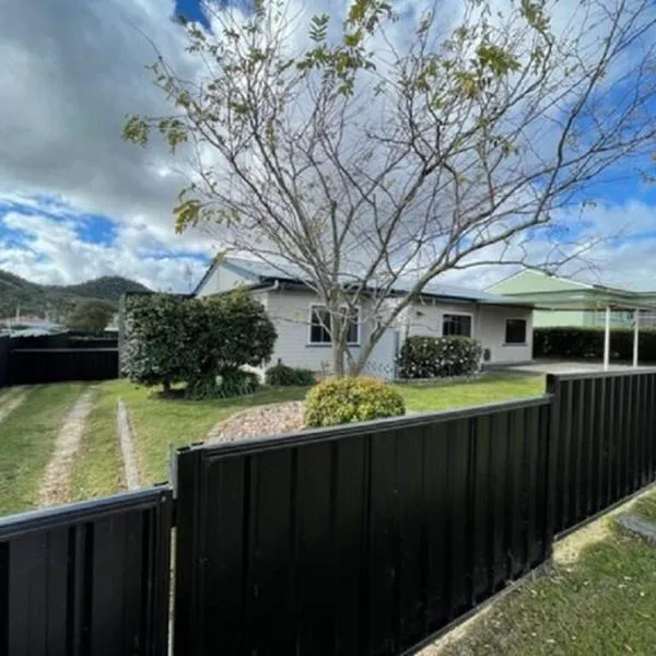 LAHOOL GUEST HOUSE JUST A CREEKSIDE STROLL TO TOWN, hotel a Stanthorpe