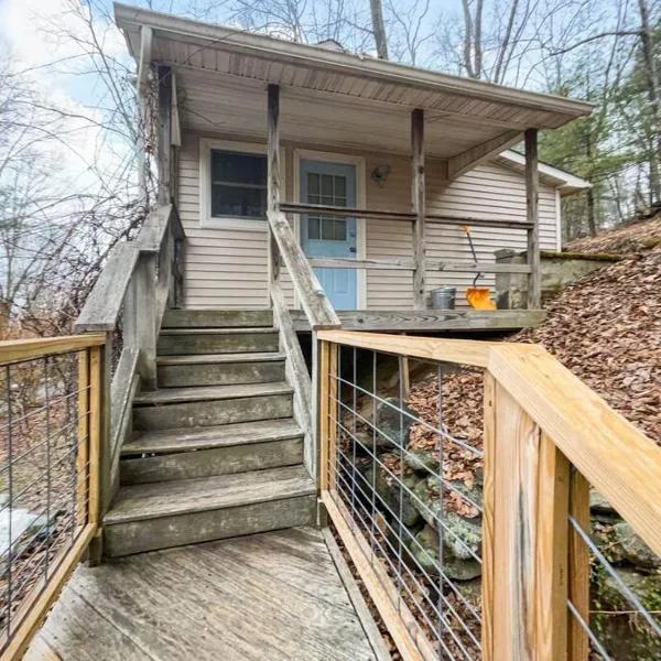 Breezy Hill Eccentric Studio Cottage, hotel v destinaci Accord