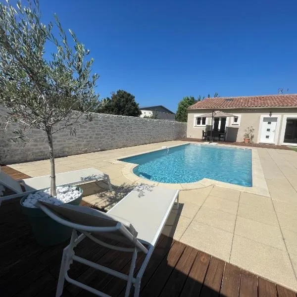 Jolie maison avec piscine, hotell i Rochefort-du-Gard