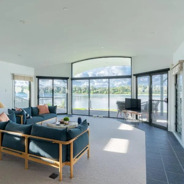 Absolute waterfront beach house, hotel v destinaci Minnamurra