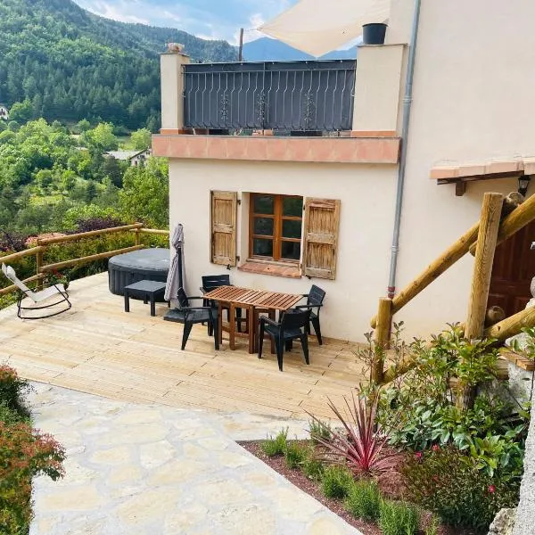 Le gîte de château vieux, hotel en Villeneuve-dʼEntraunes