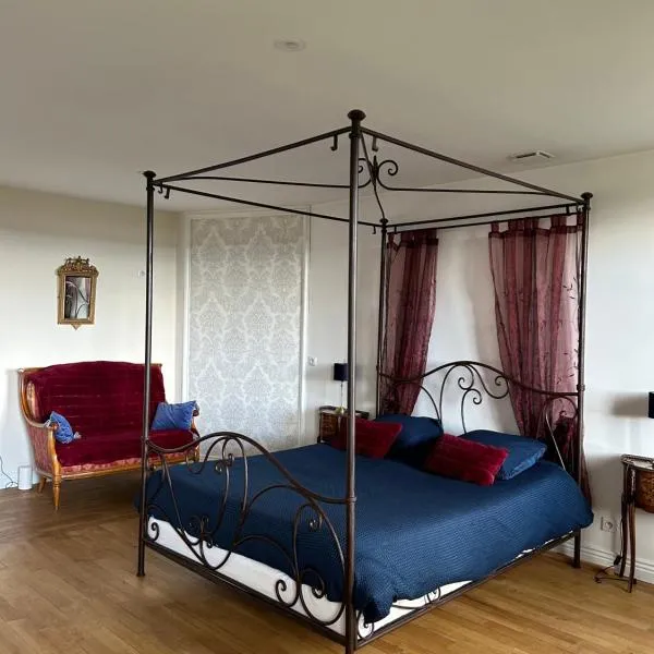 chambre romantique dans le château de la Bouchatte, hotell i Saint-Désiré