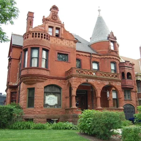 Schuster Mansion Bed & Breakfast, hotel in Milwaukee