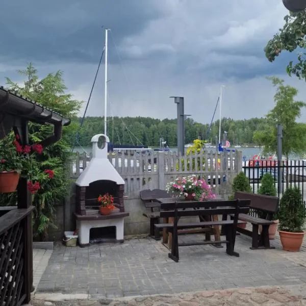 Domek przy promenadzie w Mikołajkach, hotel v destinaci Mikołajki