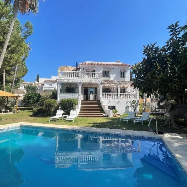 Casa Flora - Mijas Costa - Andalusië, hotell i Mijas