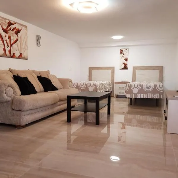 DELUXE Studio ATHOS 50 MP Garden patio BENALMADENA Golf & Beach, hotel en Benalmádena