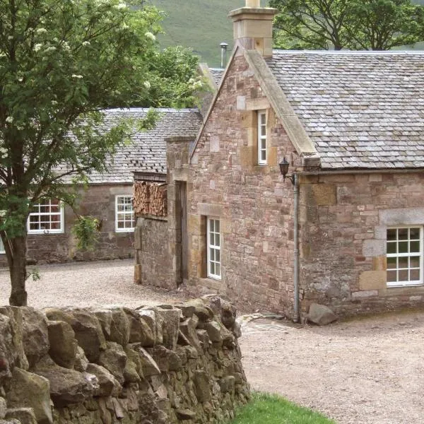 Eastside Byre - Family cottage in the Pentland Hills near Edinburgh、ペニキュイックのホテル