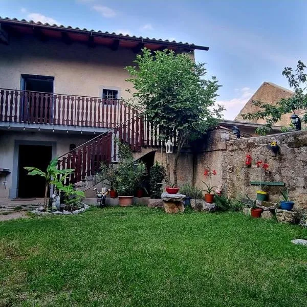 Apartma Aria&Karra, hotel di Komen