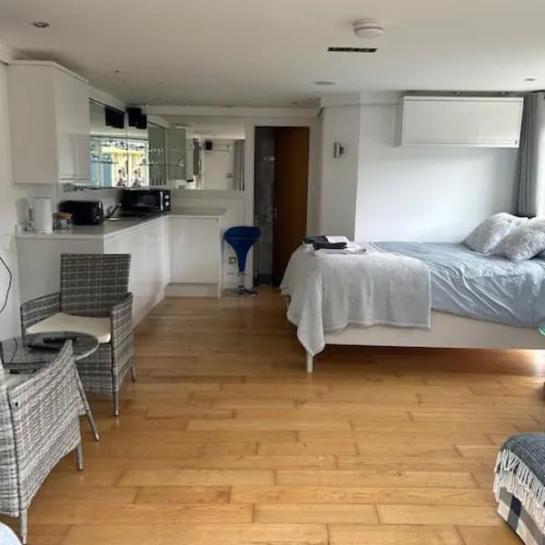 Lovely studio cabin. Hot tub ex £40 per night, hotel en Poole