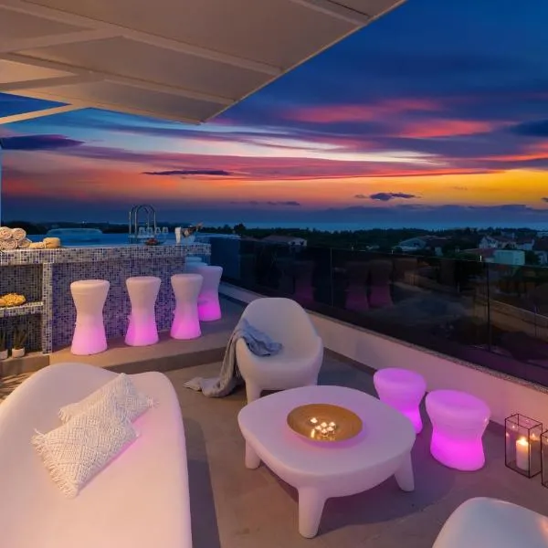 Penthouse Blue Horizon- a luxury penthouse with infinity pool, hot tub, sauna and sea views!, hotel u Poreču